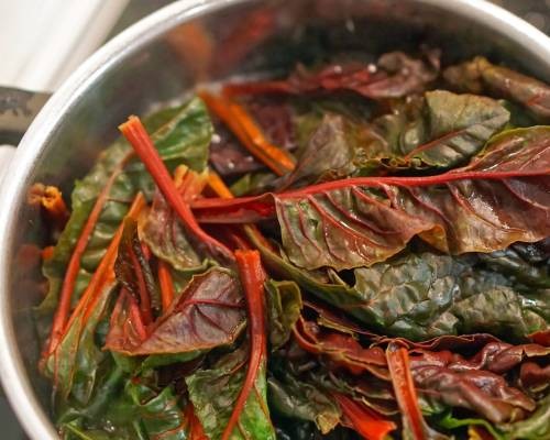 Cải cầu vồng tươi, cần lưu ý khi chế biến để giữ dinh dưỡng trong các cách nấu cải cầu vồng