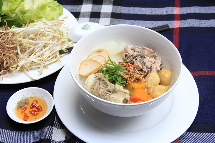 Bát bún mọc sườn non miền Bắc hoàn chỉnh với đầy đủ topping