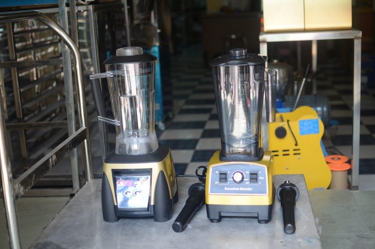 Máy xay sinh tố công nghiệp, dụng cụ không thể thiếu khi thực hiện cách nấu sữa đậu xanh để bán.