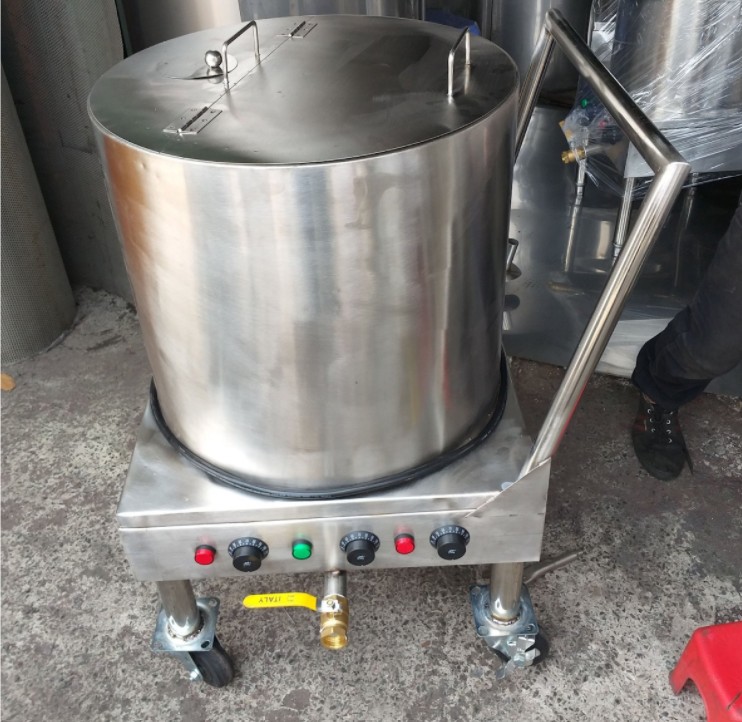 Nồi điện công nghiệp đang hoạt động, phục vụ nhu cầu nấu mì cay số lượng lớn