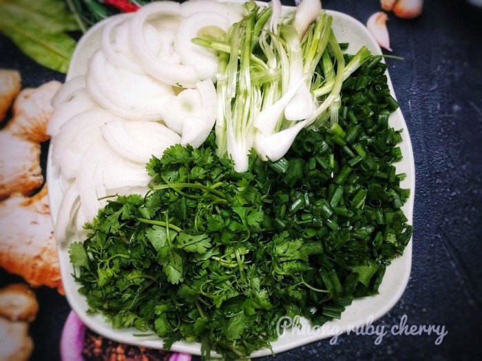 Các loại rau thơm và hành lá đã được thái nhỏ để ăn kèm phở bò