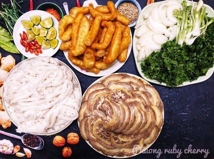 Bánh phở tươi được chần qua nước sôi, chuẩn bị cho bát phở bò chín