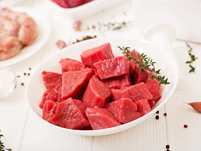 Mẹ lựa thịt thật tươi để nấu các món canh cho bé 1 tuổi cho ngọt nước nhé