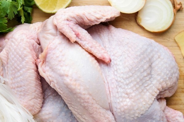 Mẹo sơ chế thịt gà sạch và khử mùi hôi hiệu quả trước khi hầm sả