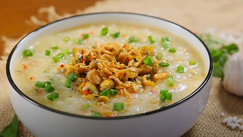 Cháo hến sánh mịn, bổ dưỡng, một trong các món ăn ngon từ hến được yêu thích.