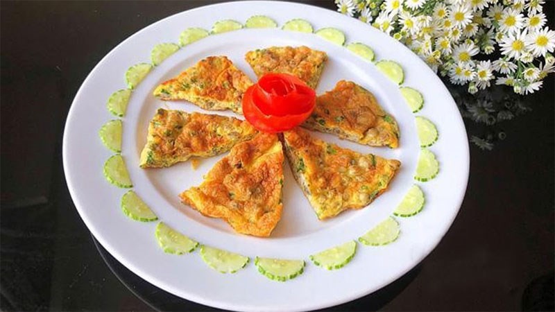 Trứng chiên hến lạ miệng, thơm ngon, một cách chế biến hến đơn giản.