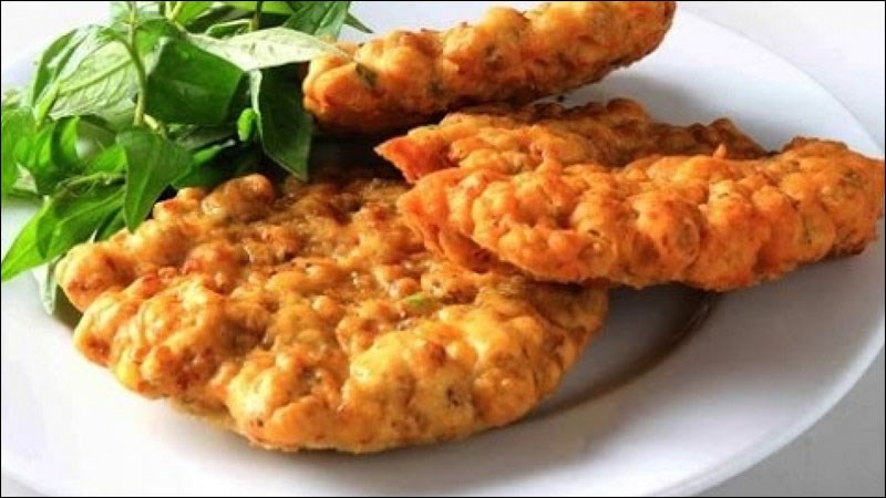 Bánh hến chiên giòn thơm ngon, một cách chế biến hến độc đáo.