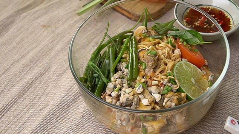 Mỳ ốc hến chua cay thơm ngon bùng nổ vị giác.