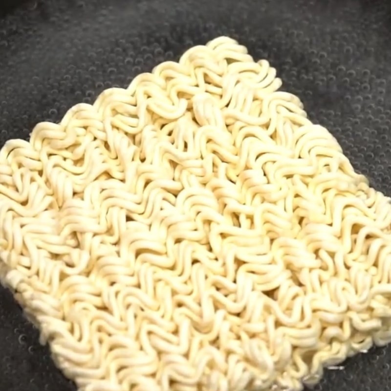 Chần mì Samyang sơ qua nước sôi