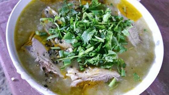Bát cháo gà miền Bắc thơm lừng, thịt gà xé phay và hành lá xanh tươi