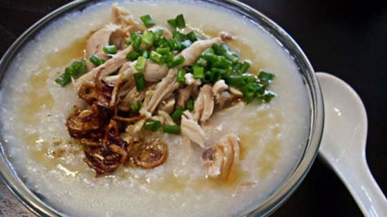 Cháo gà miền Trung đậm đà hương vị, trang trí rau thơm và ớt tươi