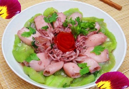 Mực xào mướp thơm ngon, một biến tấu hấp dẫn từ quả mướp