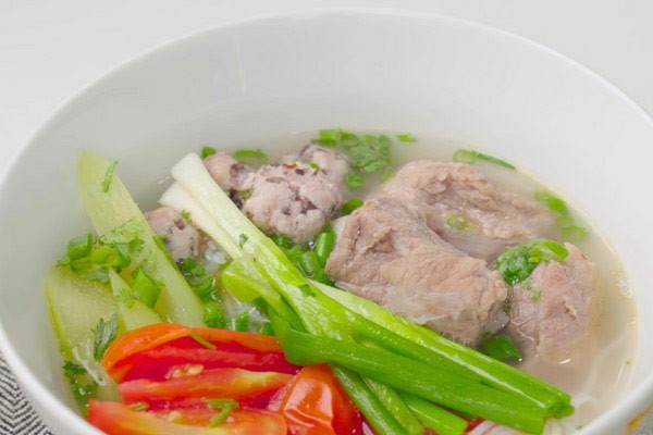 Món bún sườn nấu sấu dọc mùng chua thanh