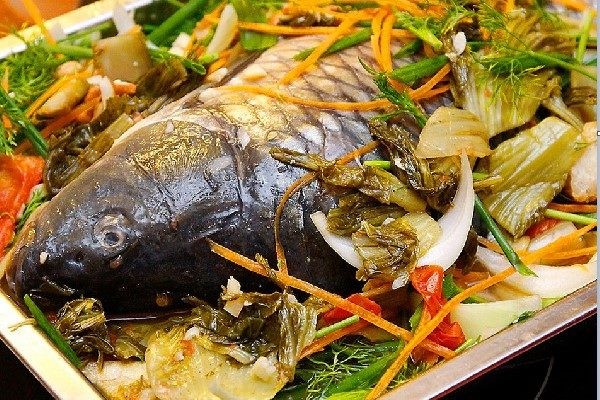 Thành phẩm món cá chép om dưa ngon miệng, nóng hổi sẵn sàng để thưởng thức