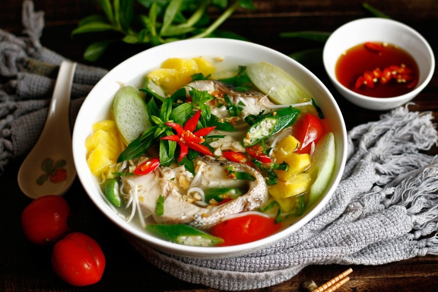 Bát canh chua khóm cá lóc nóng hổi với màu sắc bắt mắt, hành ngò tươi xanh