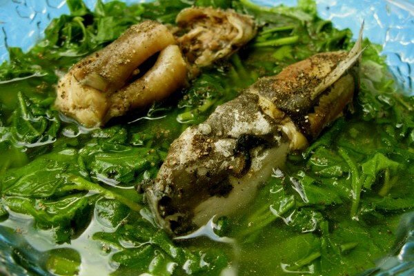 Tô canh cải trời nấu cá lóc nóng hổi, thơm ngon, trang trí rau thơm