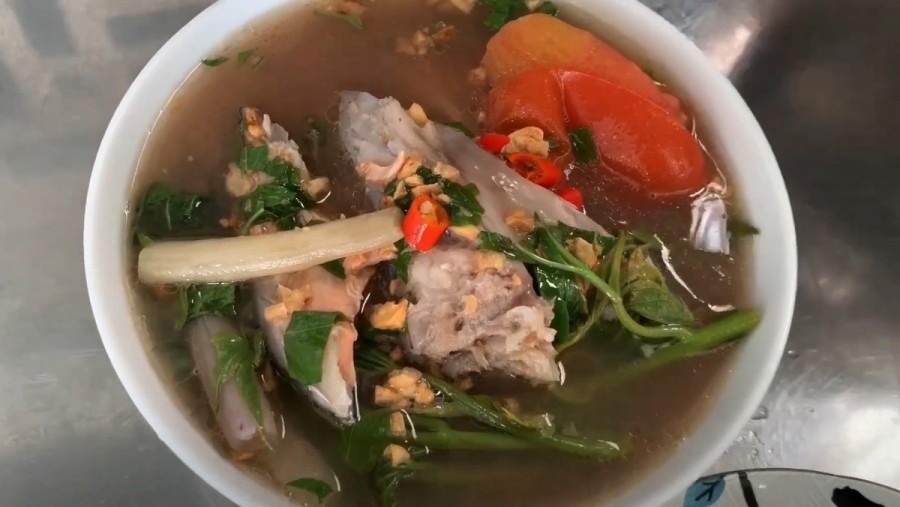 Bát canh rau khoai lang nấu với cua, món canh mộc ngon truyền thống, bổ dưỡng cho gia đình