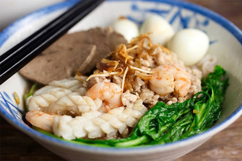 Tô hủ tiếu khô đã trộn sẵn sàng để thưởng thức