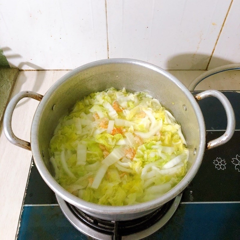 Canh củ từ nấu sườn đang sôi, chờ củ từ mềm