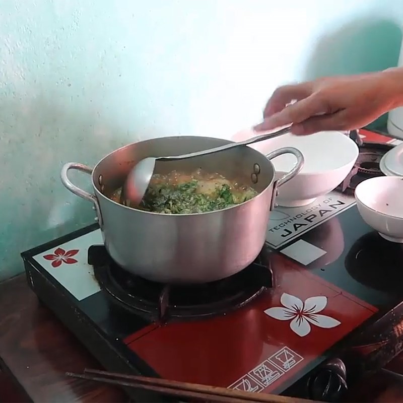Nêm nếm gia vị vừa ăn cho nồi canh củ từ tôm