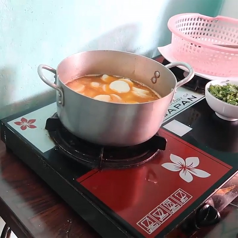 Vớt bọt thường xuyên khi nấu canh củ từ tôm để nước canh trong và ngon