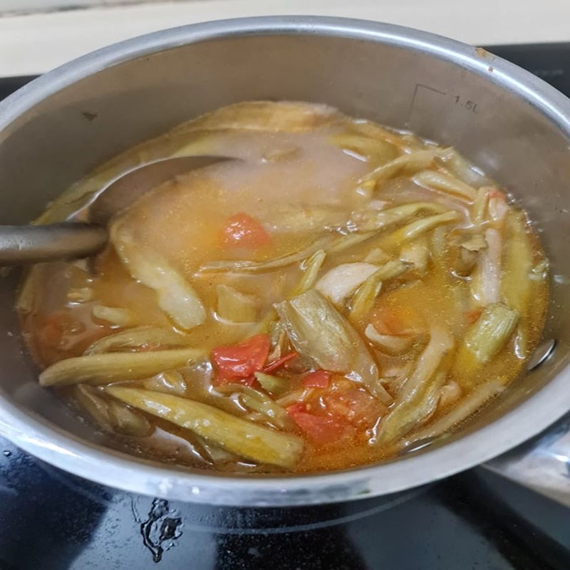 Hàu tươi được xào sơ nhanh chóng để giữ độ ngọt và mềm trước khi cho vào canh