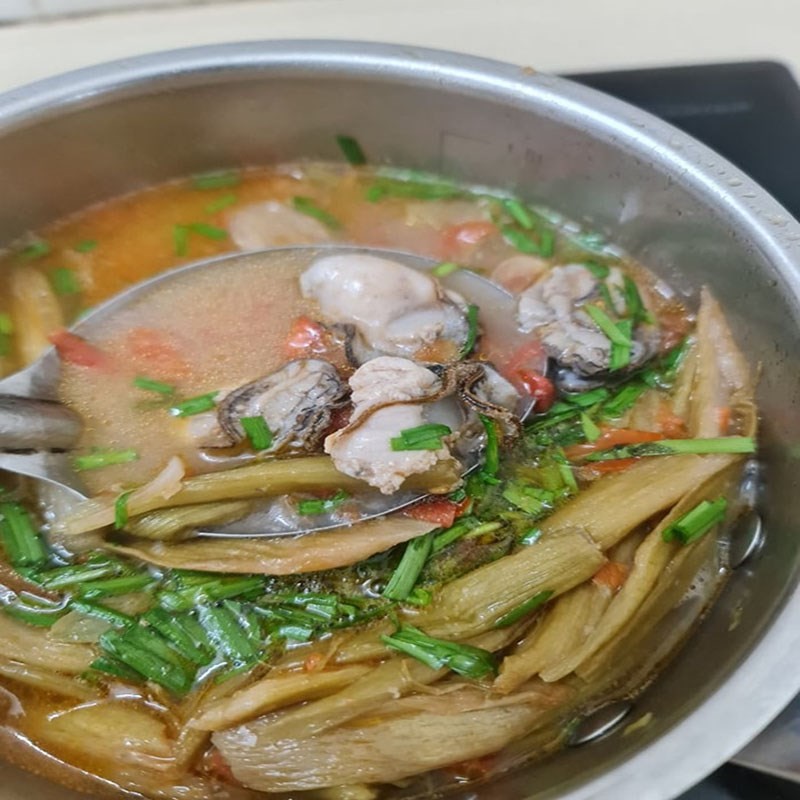 Hoàn thiện cách nấu canh hàu mùng với hành lá tươi và gia vị nêm nếm vừa ăn