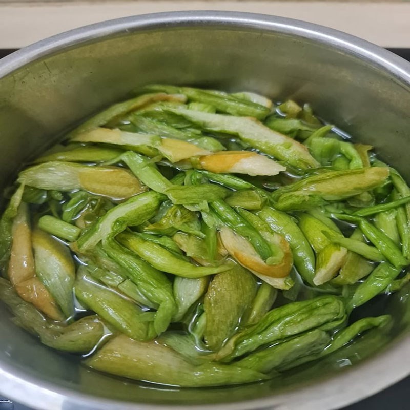 Phi hành thơm và xào cà chua trong nồi, bước đầu tiên trong cách nấu canh hàu mùng