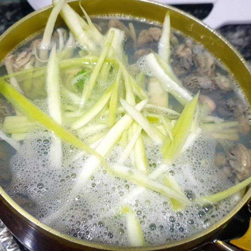 Nấu canh hàu cùng bầu cho đến khi chín tới