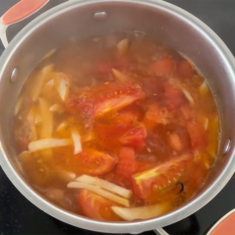 Hầm nước dùng bún ốc sườn với cà chua dằm nát