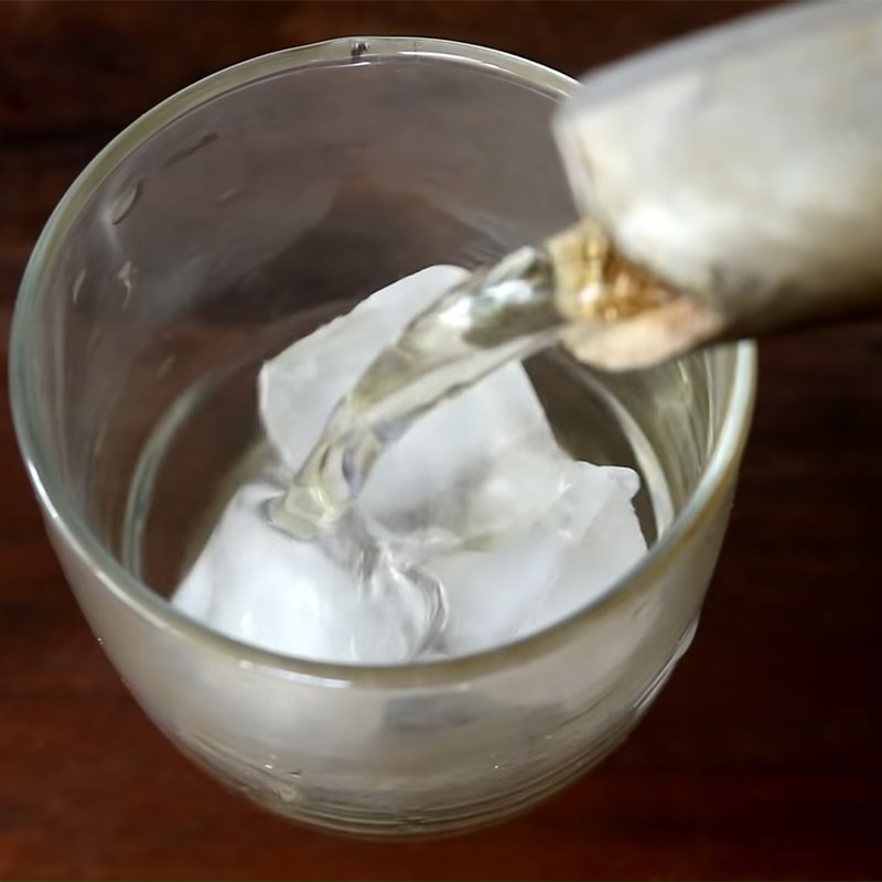 Rót nước mã đề đã nấu vào ly
