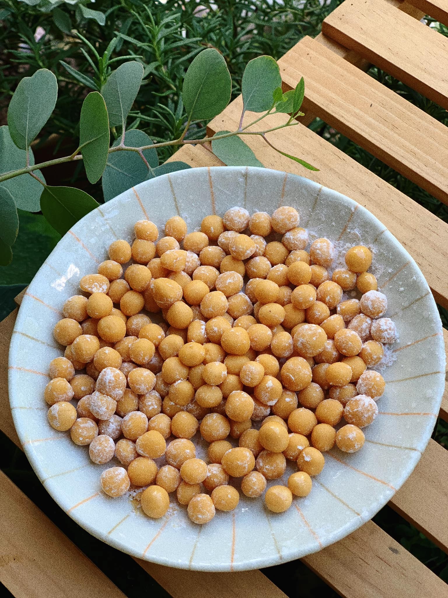 Kỹ thuật nặn trân châu hoàng kim thành từng viên tròn đều đẹp mắt