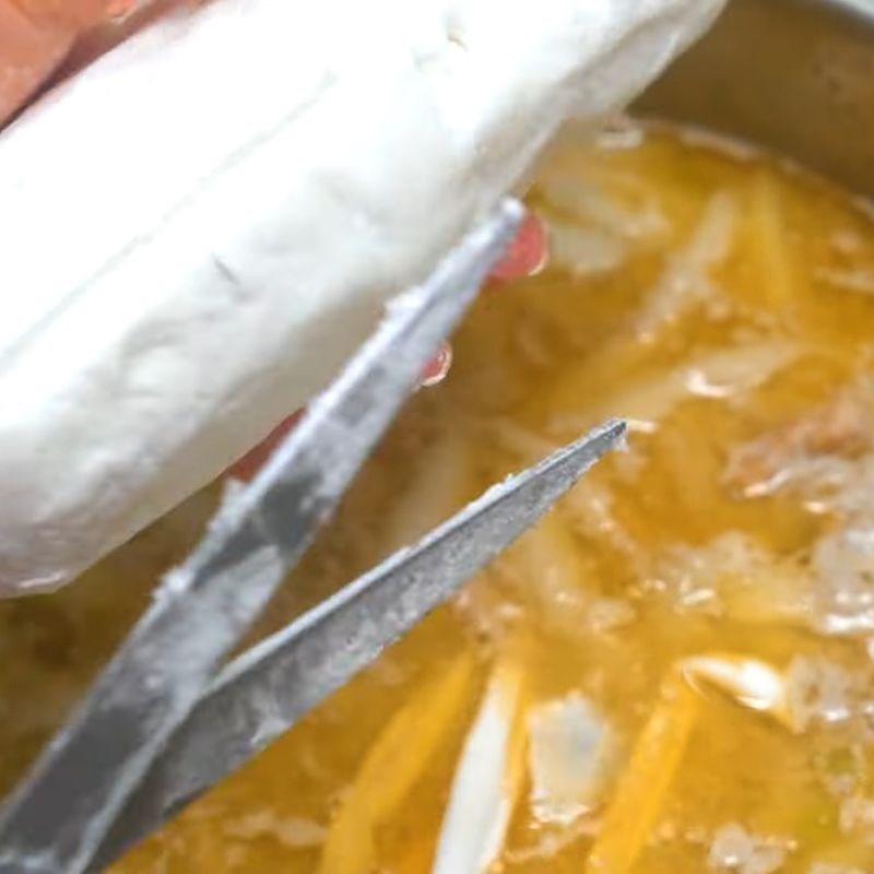 Nêm gia vị đậm đà cho nước dùng bánh canh cua giò heo