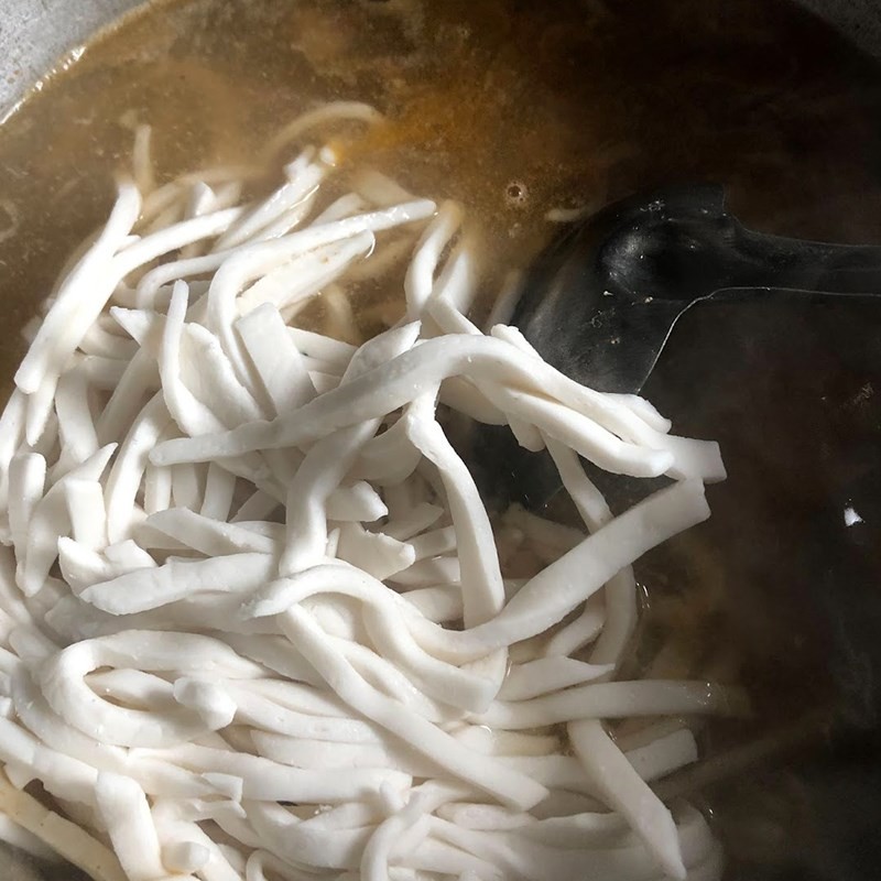 Nước dùng bánh canh sôi lăn tăn, sợi bột lọc đã bắt đầu trong và dai