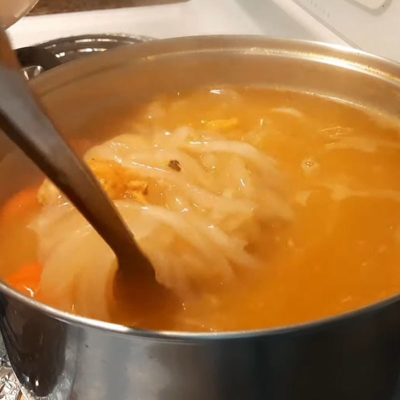 Khuấy bột năng tạo độ sánh chuẩn cho món bánh canh cua giò heo
