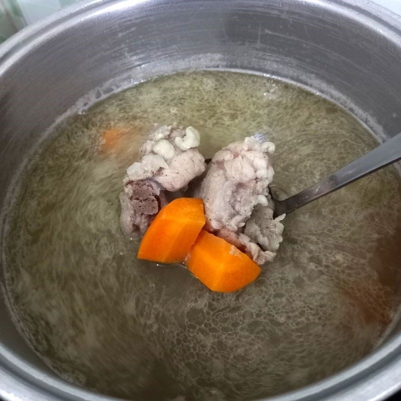 Tôm tươi đã được cho vào nồi nước dùng, tăng thêm hương vị cho bánh bột lọc xương heo