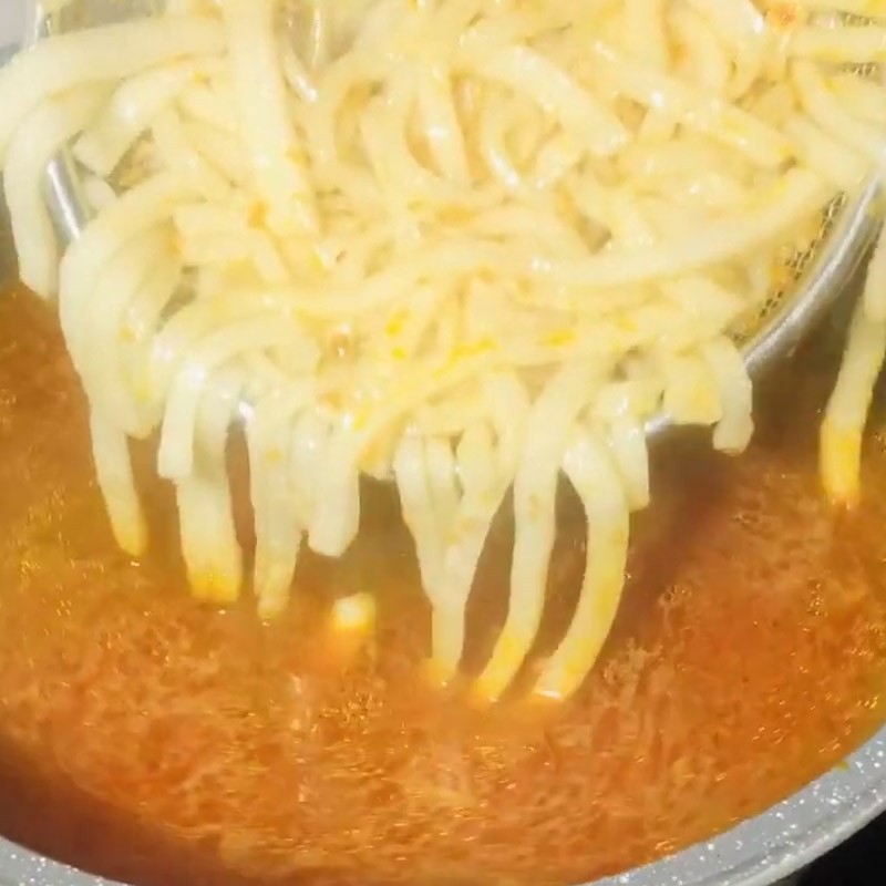 Nồi nước dùng bánh canh bò đang được hầm sôi nhẹ, tỏa hương thơm ngào ngạt với các loại gia vị