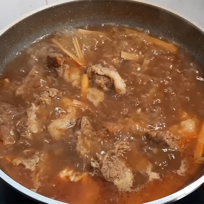 Sườn bò hầm đã mềm, cho khoai môn vào nấu tiếp.