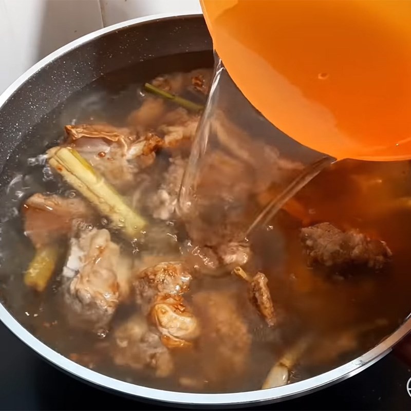 Nồi sườn bò hầm sả đang sôi, hương thơm lan tỏa khắp gian bếp.