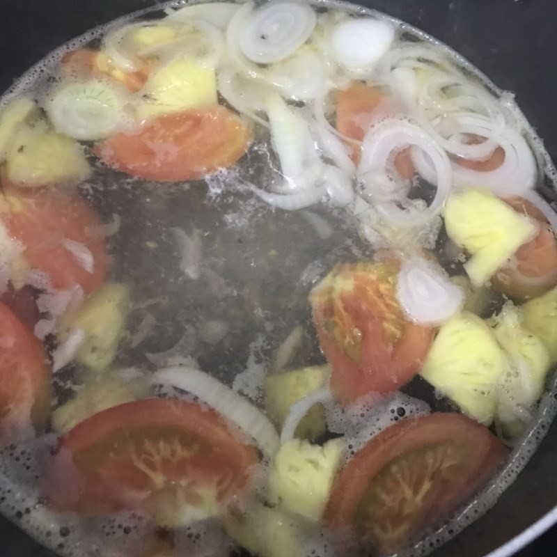 Nước dùng bún cá sứa đang sôi, cần vớt bọt để nước trong hơn