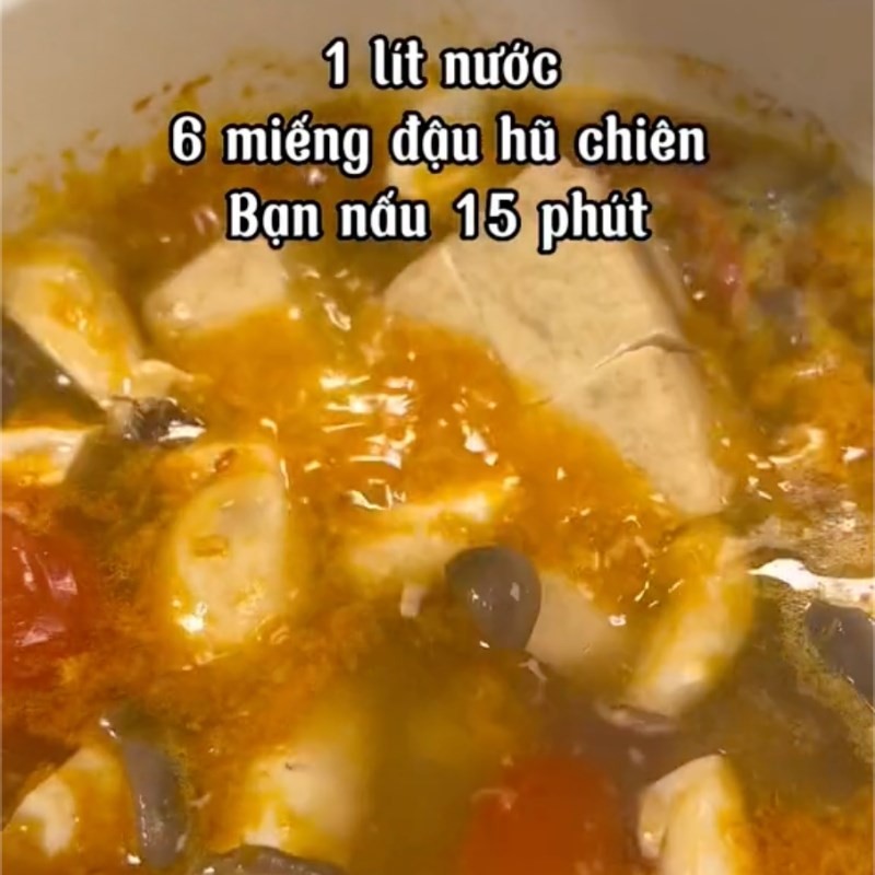 Nêm nếm gia vị hỗn hợp vào nồi nước lèo chay nấm