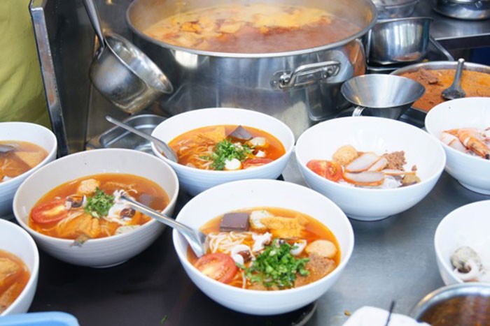 Quá trình nấu bún tôm mực thơm ngon tại nhà