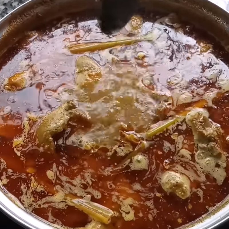 Cà ri tôm càng đang sôi nhẹ trên bếp