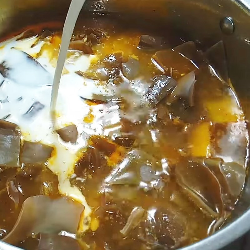 Hoàn tất nồi cà ri bí đỏ chay với nước cốt dừa, tạo độ béo ngậy hấp dẫn
