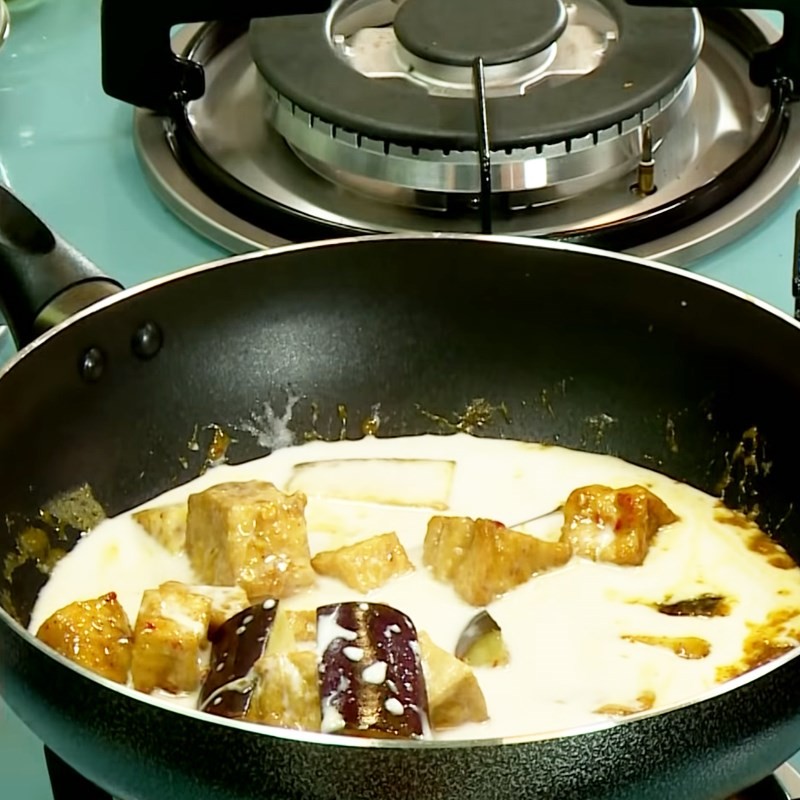 Đậu bắp và cà chua bi được thêm vào nồi cà ri chua cay, giữ được độ giòn
