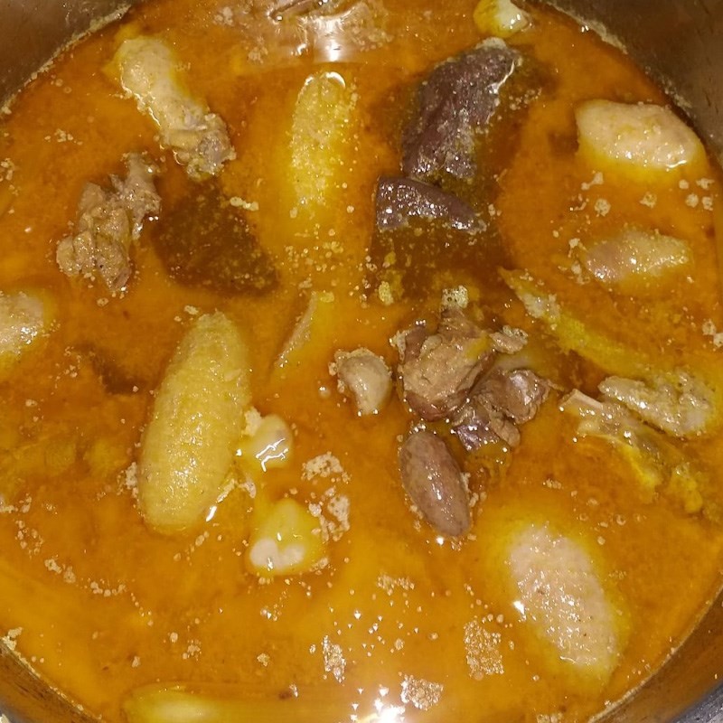 Khoai tây được cho vào nồi cà ri đang sôi, thấm đều gia vị