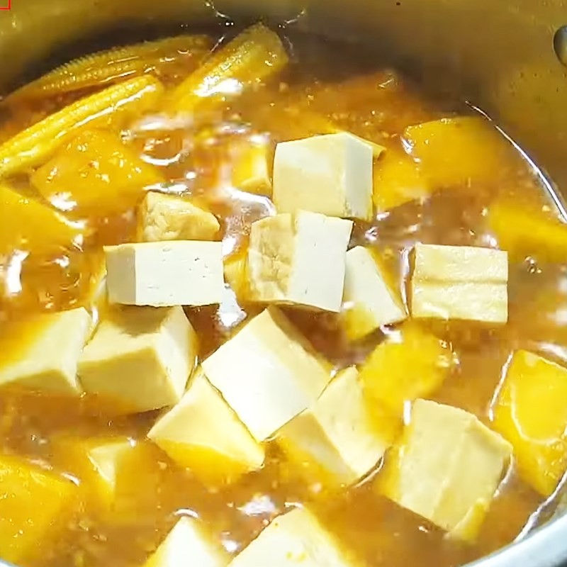 Đậu hũ chiên và nấm mèo được thêm vào nồi cà ri, tăng thêm độ phong phú cho món ăn