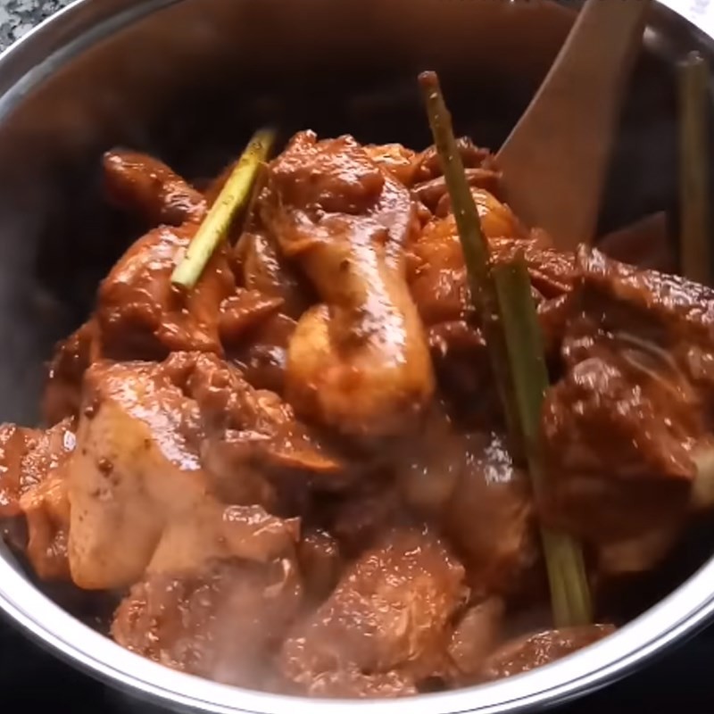 Nấu cà ri hải sản Thái, các loại gia vị tạo nên hương vị đặc trưng