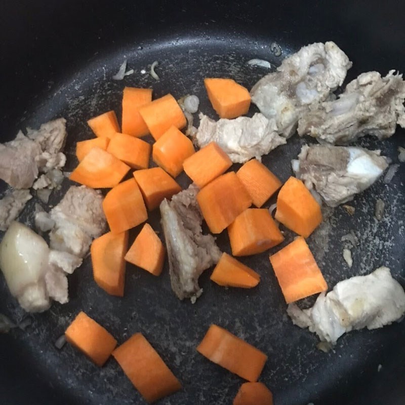 Nấu canh đậu đỏ với sườn non trên bếp