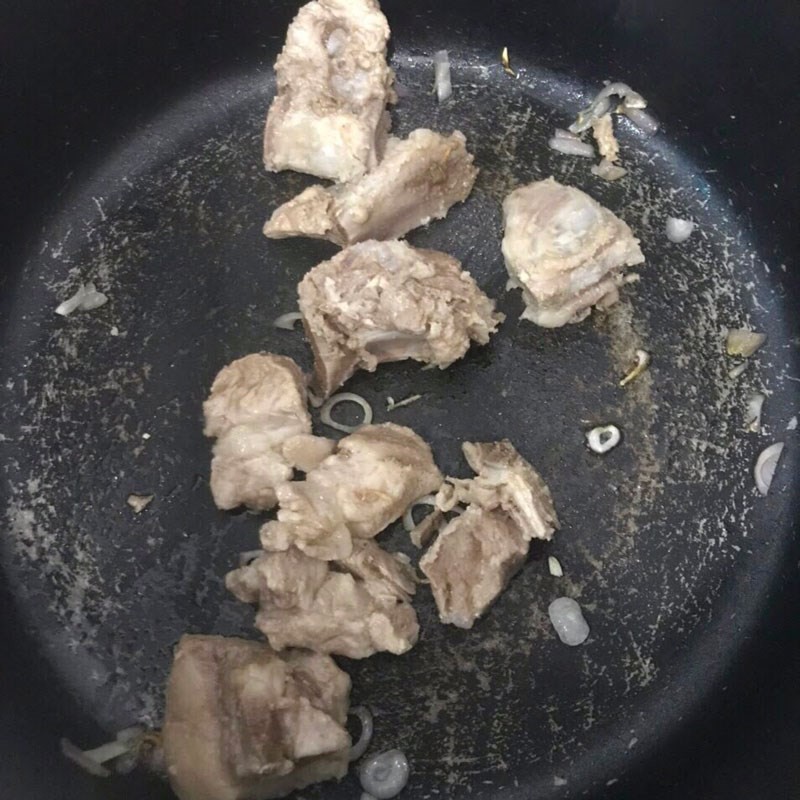 Xào xương heo với hành tím để tăng hương vị cho canh xương hầm rau củ